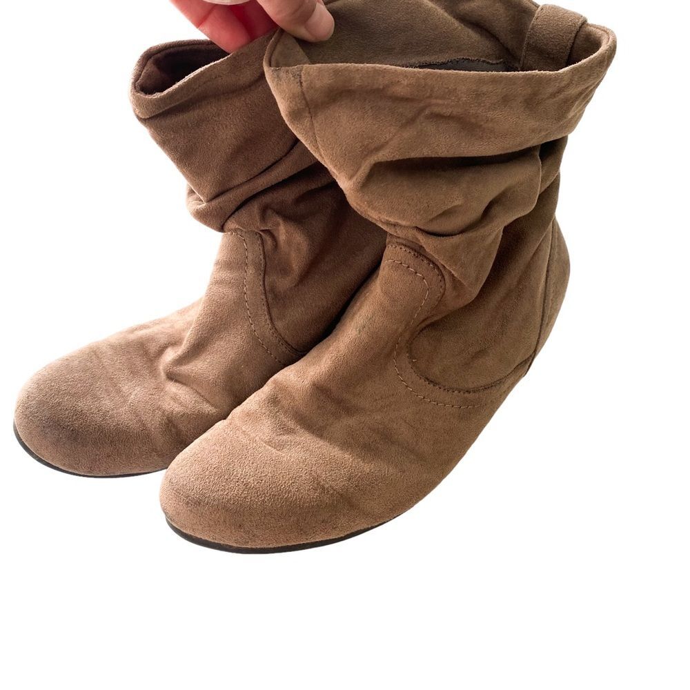 Carney Grey Beige Suede Scrunch Flat Ankle Fashion Shoes Womens Size 9 Chic